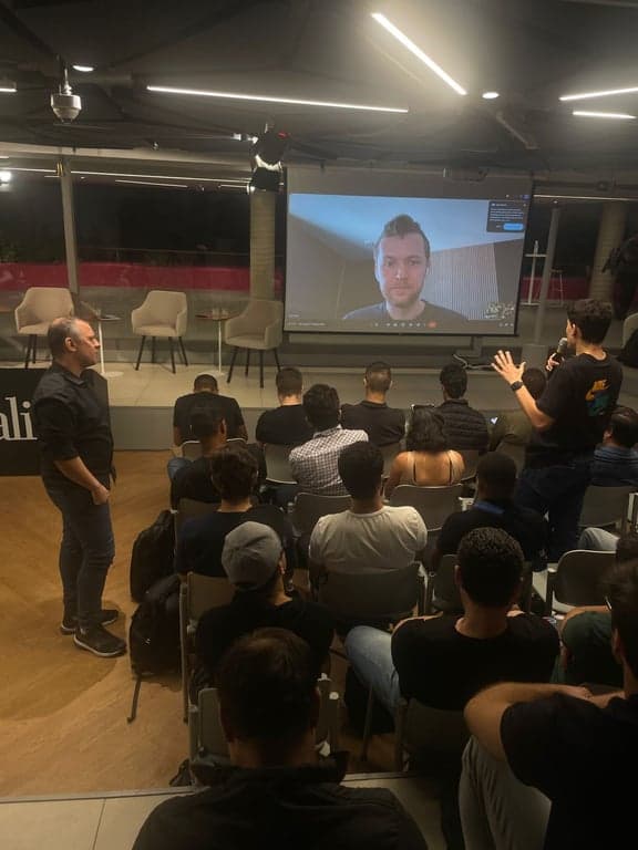 Luiz Couto abrindo o 2º Claude Code Meetup SP, com a plateia cheia