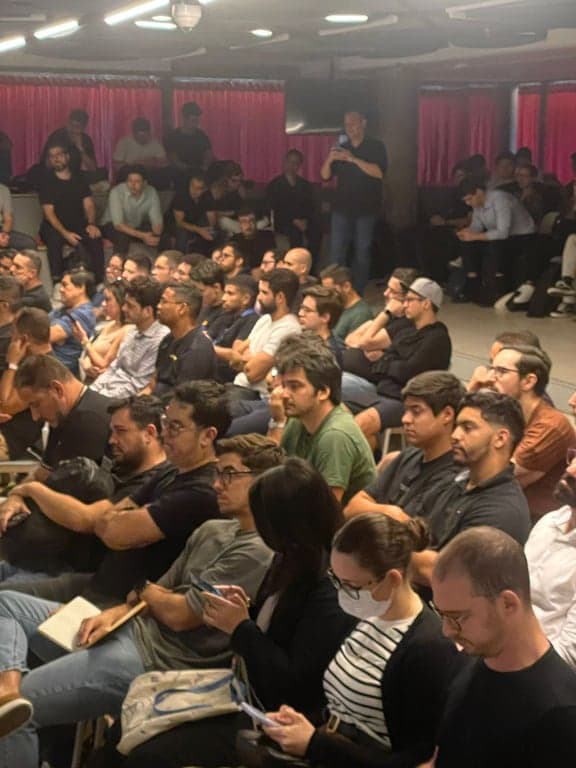 Plateia lotada acompanhando uma das talks do 2º Claude Code Meetup SP